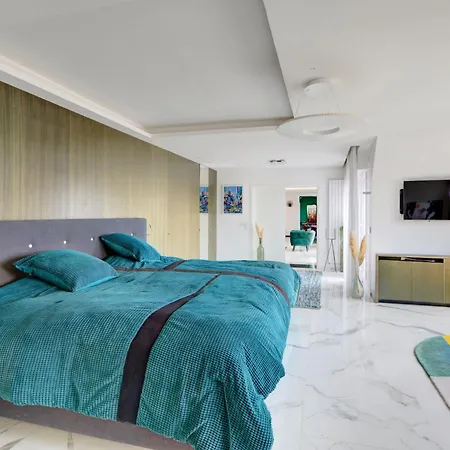 Luxury 406m2 For 8 With 3 Balconies Puteaux